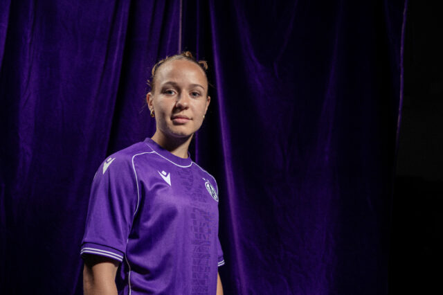 Valentina Pötzl schaut im Heimtrikot in die Kamera