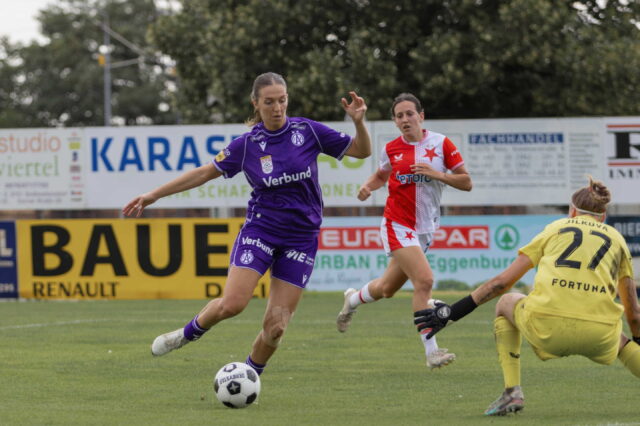 Modesta Uka mit dem Ball vor dem gegnerischen Tor