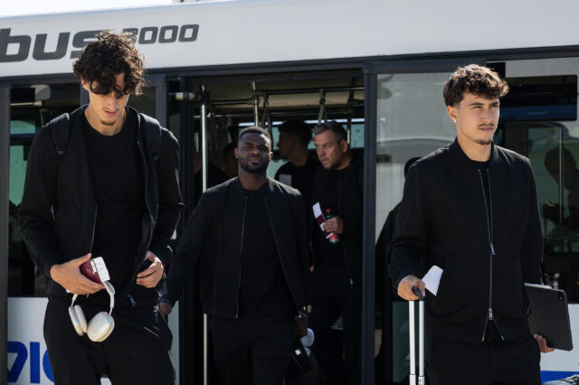 Dejan Radonjić, Ibrahim Buhari und Sanel Šaljić auf dem Flughafen Wien-Schwechat