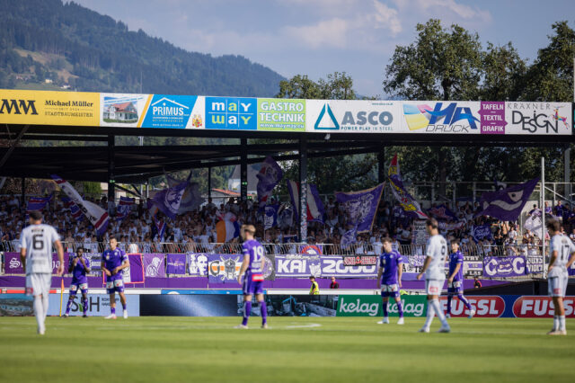Austria-Fans auf einer Tribüne in Wolfsberg