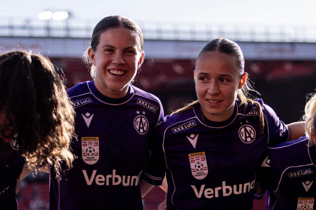 Patricia Pfanner und Valentina Pötzl im Teamkreis vor dem Spiel gegen SK Brann