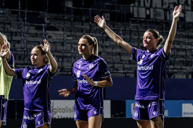 Valentina Pötzl, Tatjana Weiss und Verena Hanshaw jubeln in der Generali-Arena mit den Fans
