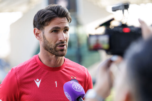 Samuel Sahin-Radlinger beim Interview mit Viola TV vor dem Spiel gegen Beitar Jerusalem