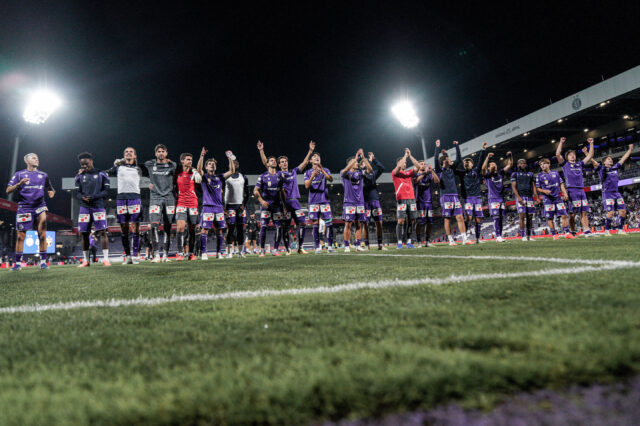 Spieler von Austria Wien jubeln vor der Ost-Tribüne