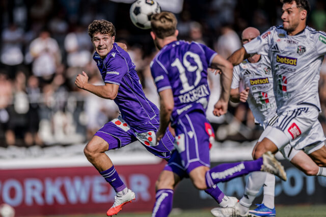 Moritz Wels im Laufduell beim Spiel Wolfsberger AC gegen Austria Wien