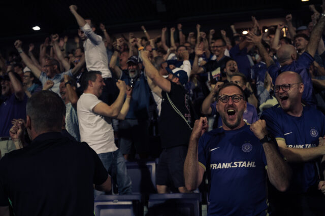 Fans jubeln im Stadion