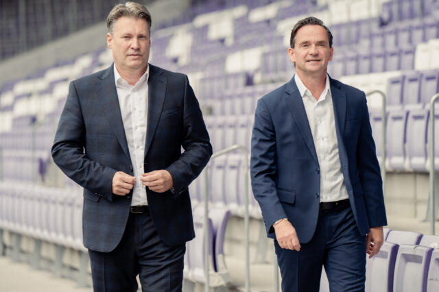 Harald Zagiczek und Kurt Gollowitzer vor der Nord-Tribüne