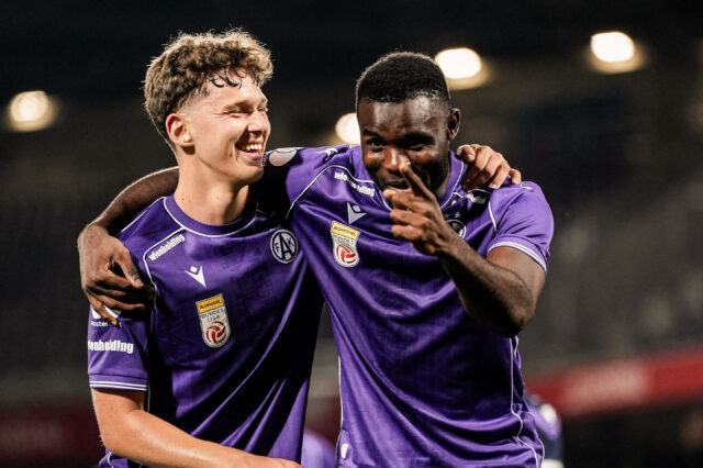 Matteo Schablas und Ibrahim Buhari jubeln