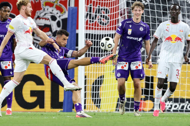 Manfred Fischer schießt volley auf das Salzburg-Tor