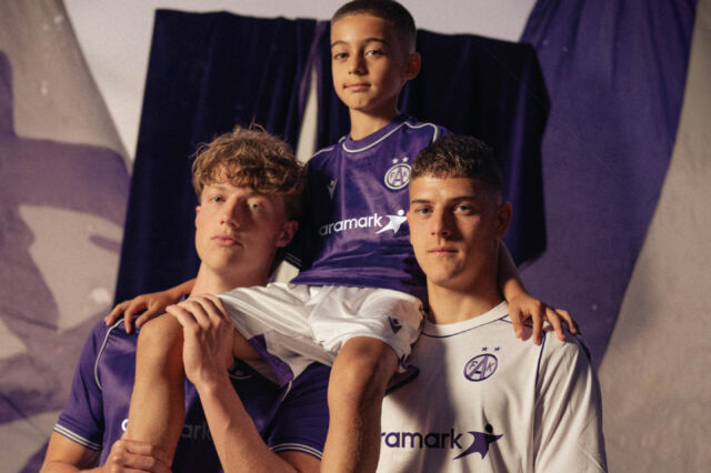 Philipp Maybach und Vasilije Marković tragen einen jungen Austrianer auf den Schultern