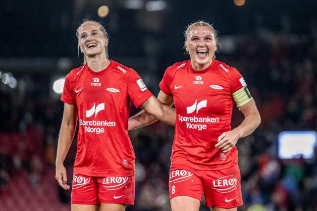 Brann-Kapitänin Karoline Haugland und eine weitere Spielerin