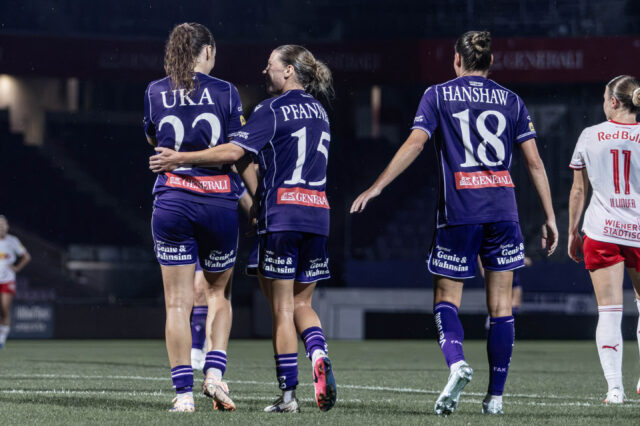 Modesta Uka, Patricia Pfanner und Verena Hanshaw jubeln im Spiel gegen Red Bull Salzburg,