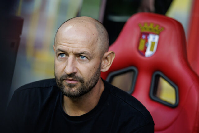 Stephan Helm sitzt auf der Trainerbank in Braga
