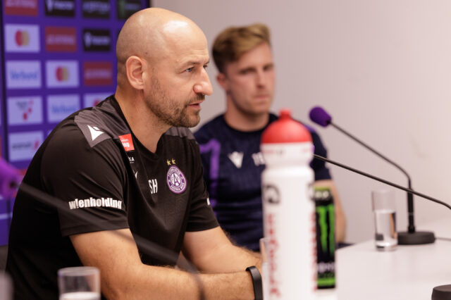 Stephan Helm bei der Pressekonferenz