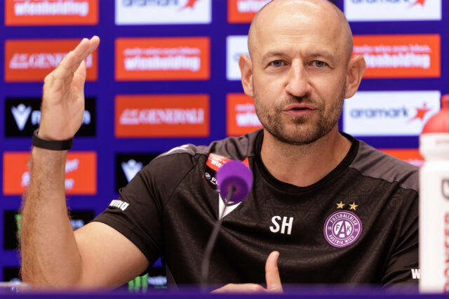 Stephan Helm im PK-Raum vor Sponsoren