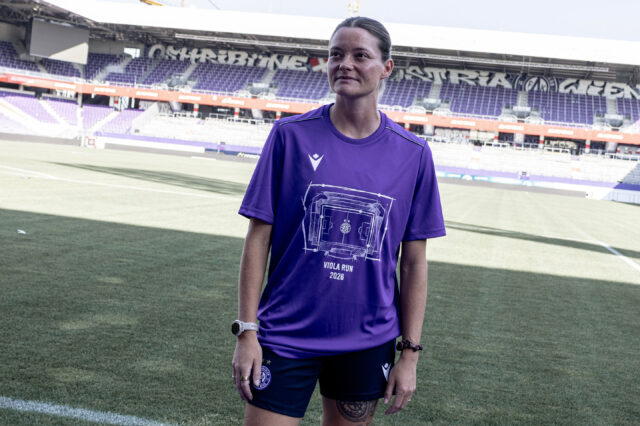 Verena Hanshaw im Viola Run Shirt im Stadion