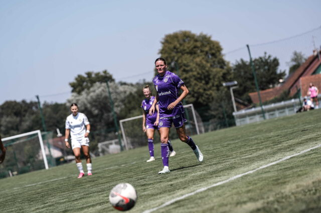 Verena Hanshaw visiert den Ball an