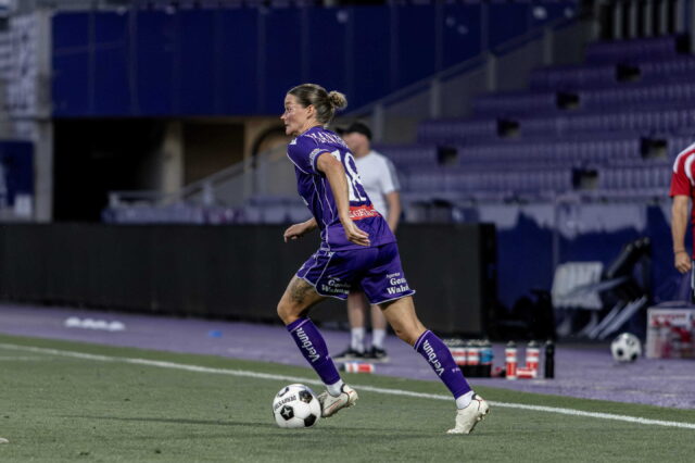 Verena Hanshaw mit Ball beim Laufen