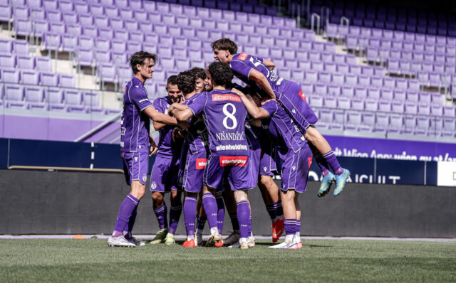 Young Violets Jubelfoto beim Heimderby