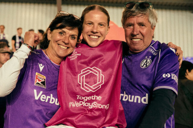 Patricia Pfanner und Fans nach dem UWCL-Spiel gegen Chelsea