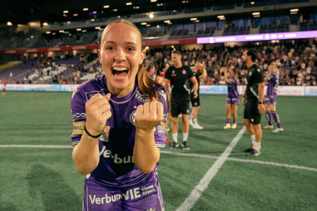 Valentina Pötzl jubelt im Franz-Horr-Stadion, im Hintergrund Fans