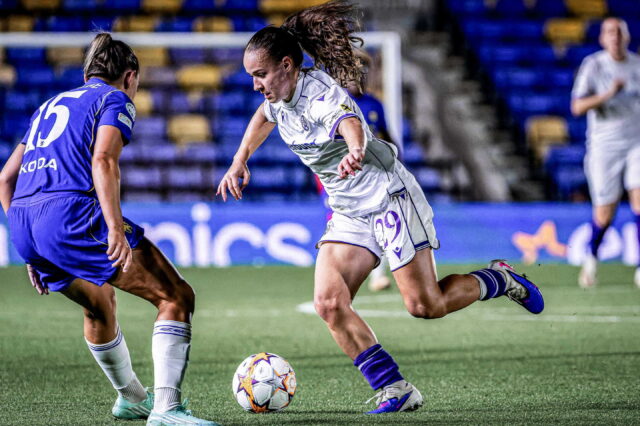 Valentina Pötzl mit Ball gegen einen Gegnerin