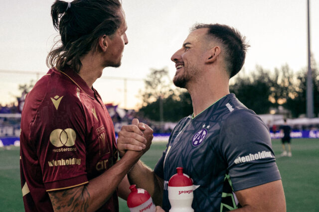 Mirko Kos und Johannes Handl klatschen nach dem Spiel in Traiskirchen ab
