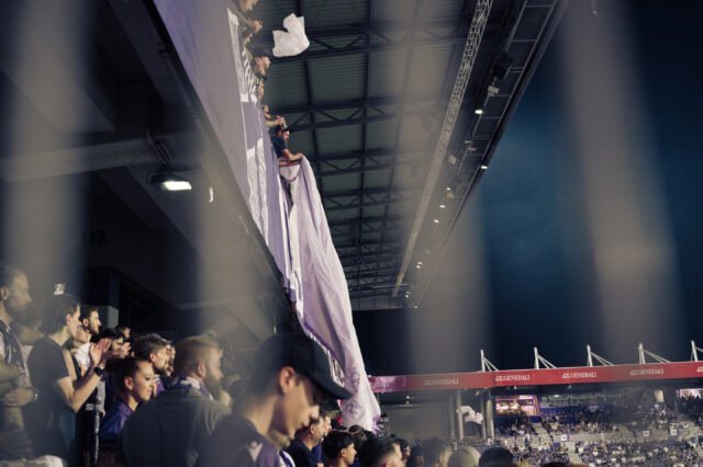 Ost-Tribüne in der Generali-Arena: Fans aus der Totalen