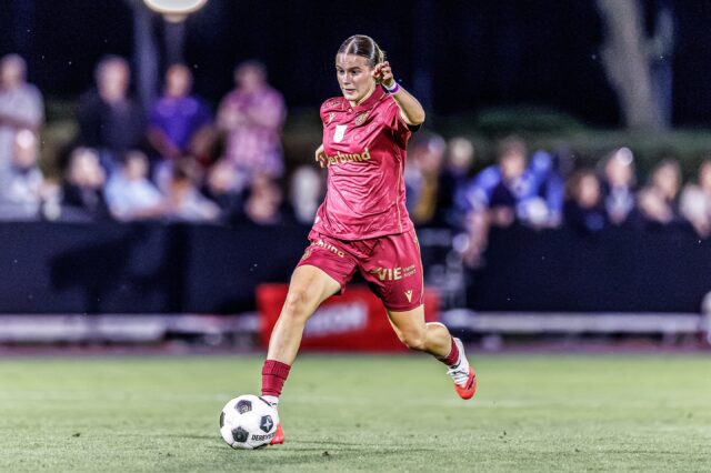Lucia Orkić spielt den Ball