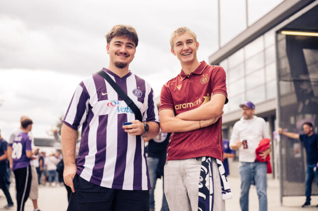 Zwei Austria-Fans in violett-weißem und rotem Trikot