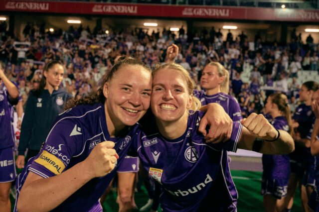 Lotta Cordes und Elisa Pfattner lachen in die Kamera