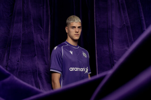 Vasilije Marković vor violettem Hintergrund