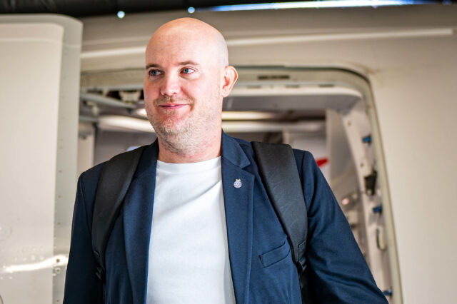 Stefan Kenesei beim Ausstieg aus einem Flugzeug