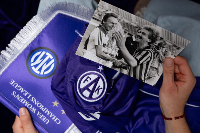 Lotta Cordes mit einem Bild von Herbert Prohaska und Robert Sara aus dem zweiten Testspiel zwischen Austria Wien und Inter im Jahre 1981