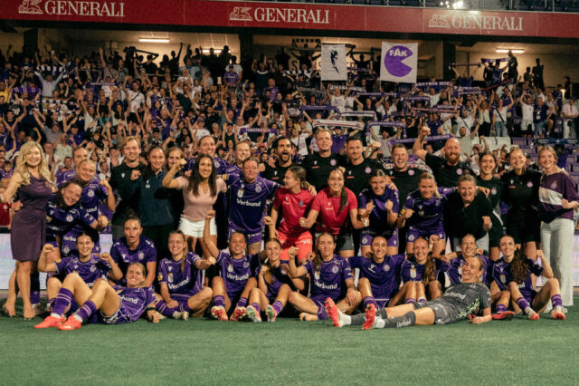 Austria Wien Frauen jubeln vor den Fans im Franz-Horr-Stadion