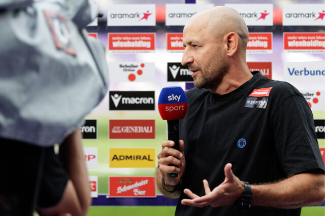 Stephan Helm vor der Interviewwand