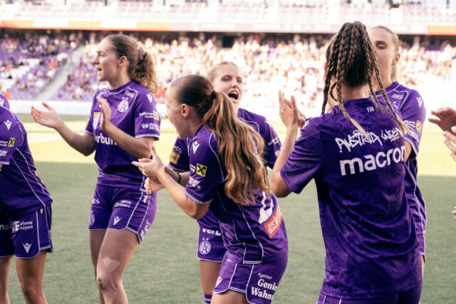 Austria Wien Spielerinnen klatschen ein