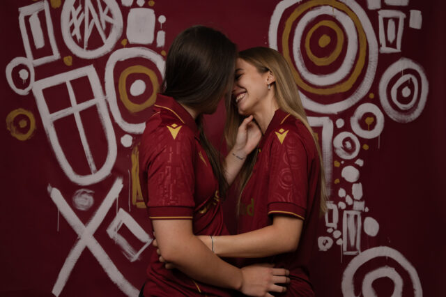 Jeannine und Lea im roten Kunsttrikot von Austria Wien