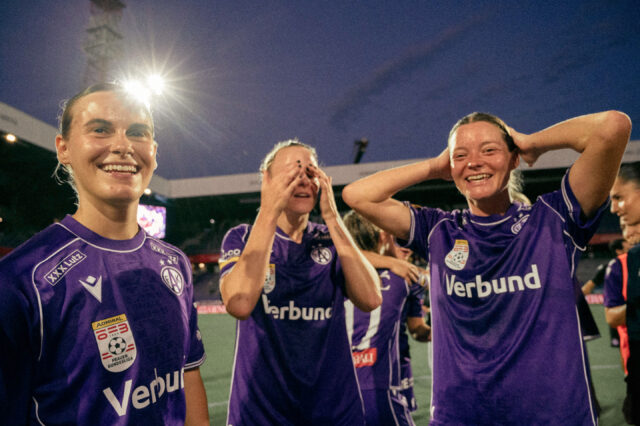 Lucia Orkic, Gini Kirchberger und Verena Hanshaw nach dem Sieg gegen Brann