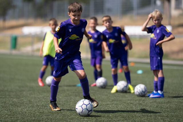 Kinder im Camp spielen Fußball