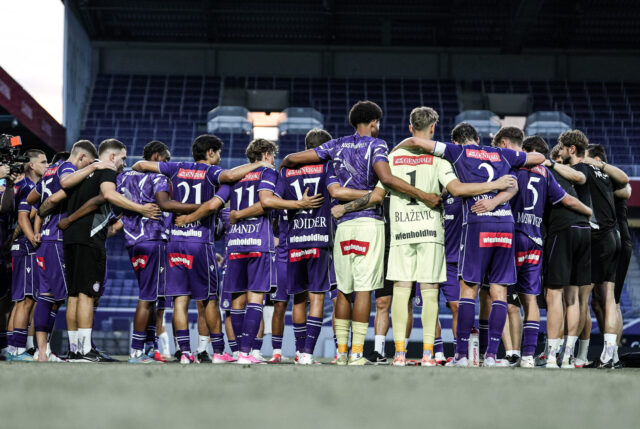 Foto vom Mannschaftskreis nach dem Spiel gegen Blau-Weiß Linz