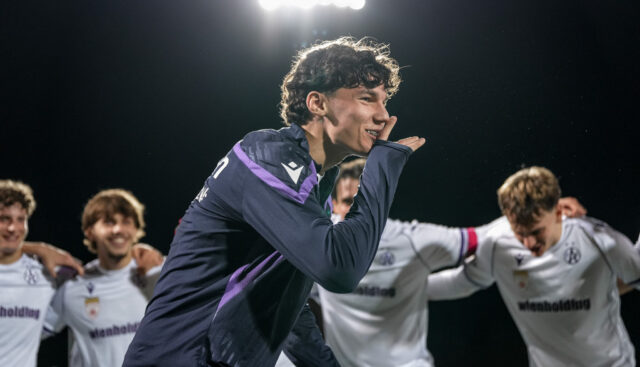 Foto von Bruno Jerabek im Jubelkreis nach dem Spiel gegen de kSV1919