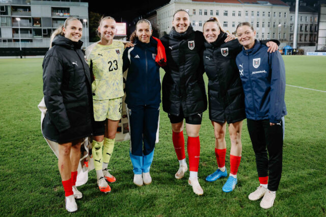 Louise Schöffel, Jasmin Pal, Modesta Uka, Katharina Schiechtl, Virginia Kirchberger-Prohaska und Verena Hanshaw nach dem Länderspiel Österreich gegen den Kosovo