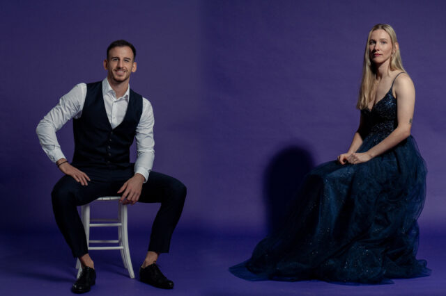 Mirko Kos und Jasmin Pal vor violettem Hintergrund