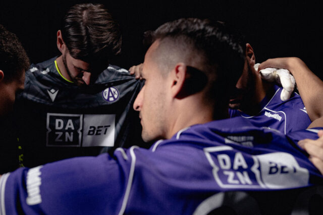 Samuel Sahin-Radlinger und Manfred Fischer vor dunklem Hintergrund im neuen Austria-Trikot mit Partner DAZN Bet
