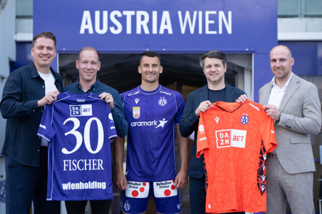 Raphael Thonhauser von Austria Wien, Patrick Scheiber von DAZN Bet, Manfred Fischer von Austria Wien, Daniel Berthold von DAZN Bet und Benjamin Kollenz von Austria Wien mit zwei Austria-Trikots in den den Händen