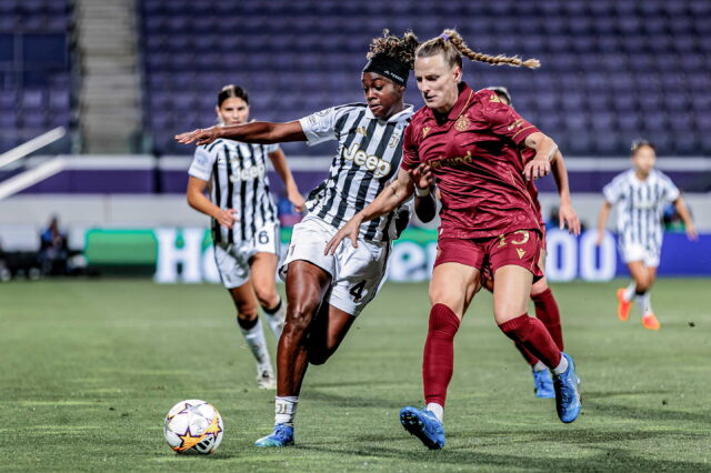 Virginia Kirchberger-Prohaska im Zweikampf gegen eine Juventus Spielerin