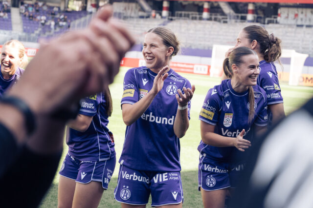 Patricia Pfanner und ihre Teamkolleginnen lachend vor dem Wiener Derby
