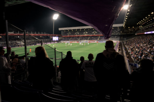 Fans Nord-Ost bei Flutlicht Spiel