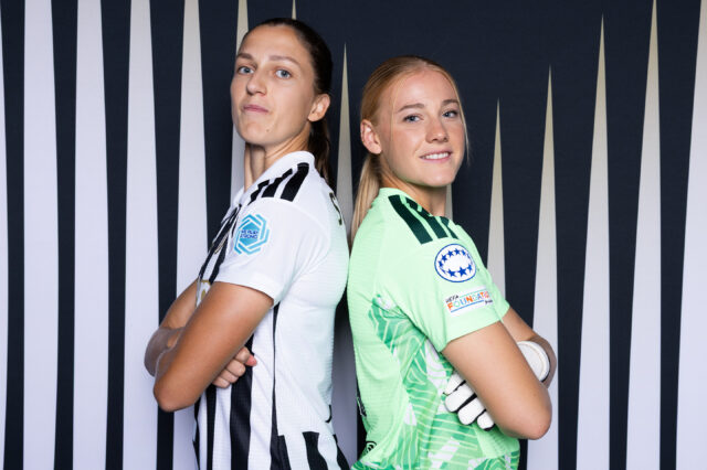 Emma Stølen Godø und Larissa Rusek Rücken an Rücken